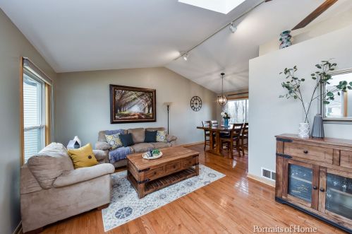 574 Hiawatha Dr, Carol Stream, IL 60188-1616