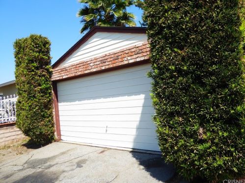 8814 Moonbeam Ave, Van Nuys, CA 91402-2622