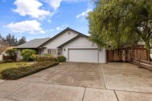429 Tee Dr, Healdsburg, CA 95448-5102
