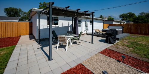 756 Carnation Dr, Sandy UT 84094-4435 exterior