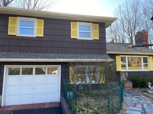 7 Dogwood Dr, Chester, NJ 07930-2706