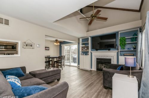 7045 Coachwood Trl, Tinley Park, IL 60477-6835