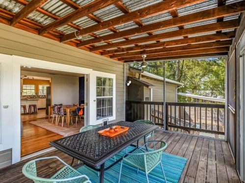 6207 Betty Cook Dr, Austin TX  78723-3313 exterior