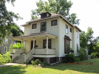 306 Burbank St, Alden, IL 60033-2118