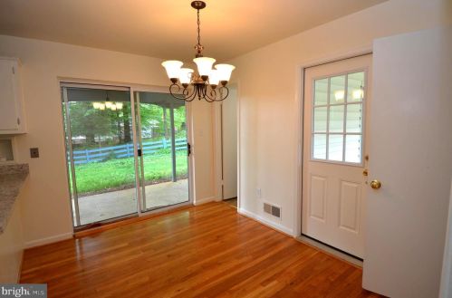 8715 Kenilworth Dr, Springfield VA  22151-1415 exterior