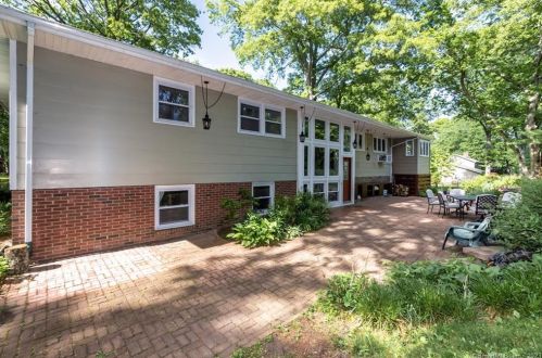 10 Ledge Rock Rd, Niantic CT  06357-1510 exterior