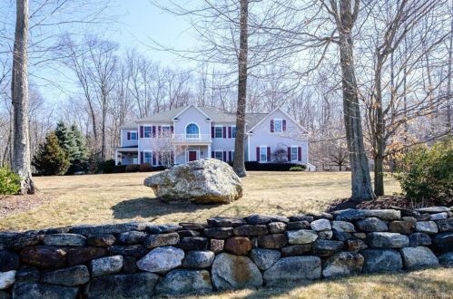 18 Whispering Woods Rd, East Hampton, CT 06424-6101
