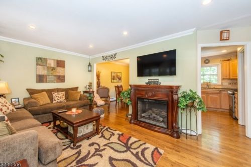 132 Vreeland Ave, Bloomingdale, NJ 07403-1139