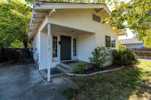 1079 Oak St, Ukiah, CA 95482-3955