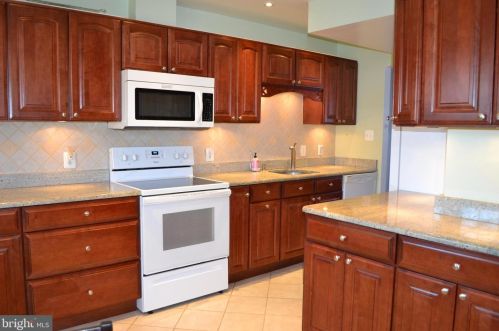 6340 Shaundale Dr, Springfield VA  22152-2141 exterior