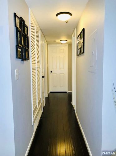 2714 Hemingway Ln, Mahwah, NJ 07430-2385