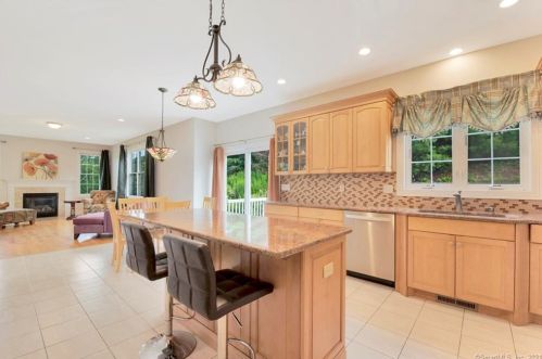 86 Great Oak Dr, Kensington, CT 06037-1959