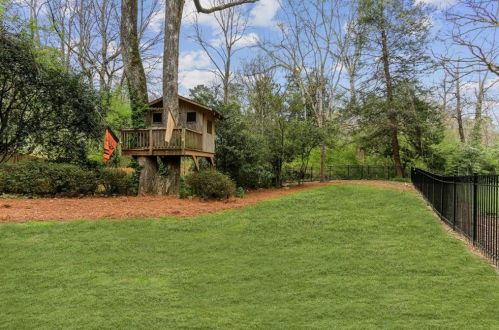 565 Manor Ridge Dr, Atlanta GA  30305-3571 exterior