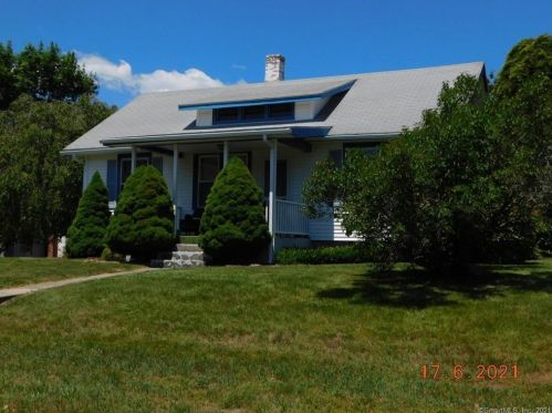12 Wintergreen Dr, Quaker Hill, CT 06375-1438