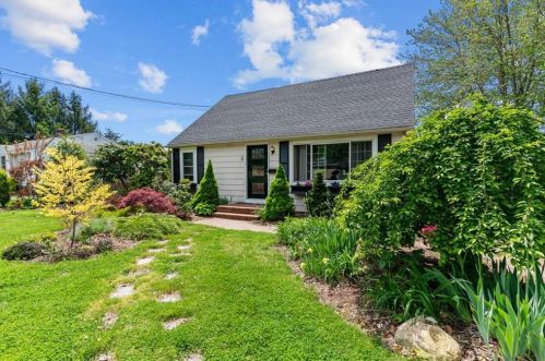 5 Pettine St, Warwick, RI 02818-3019