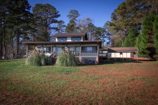 229 Lakeshore Dr, Greenwood, SC 29649-9628