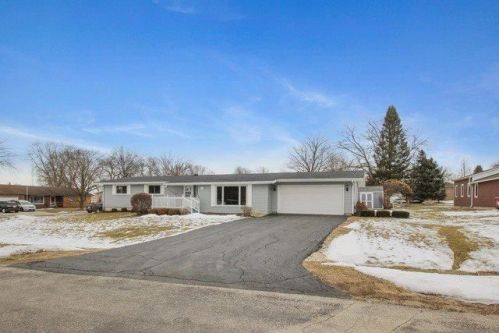 344 Shaffer St, Dakota, IL 61018-9541