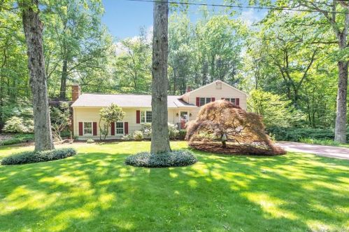 2 Shadow Ln, Norwalk CT  06851-1114 exterior