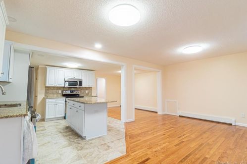 6 Indian Wood Rd, Niantic CT  06357-1021 exterior