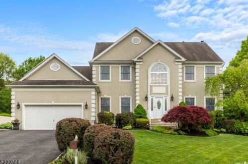 4 Morgan Ct, Dover, NJ 07869-1445