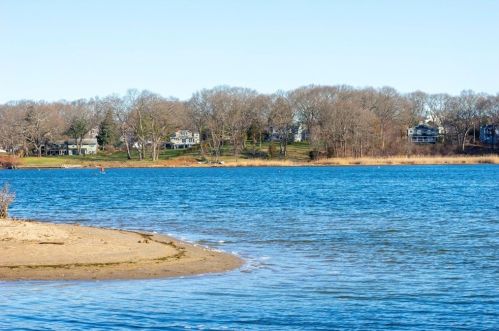 47 Davis Cir, Warwick, RI 02886-7437