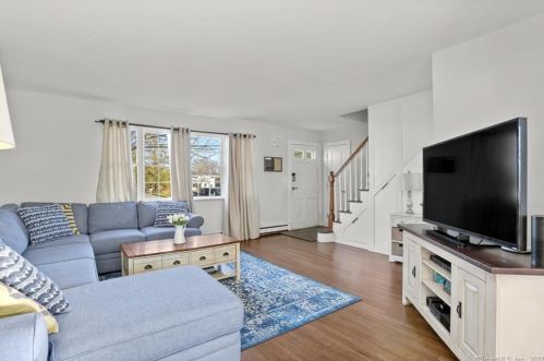 16 Esquire Rd, Norwalk, CT 06851-2223