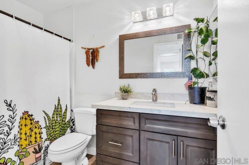 1211 Mariposa Ct, Vista CA  92084-3445 exterior