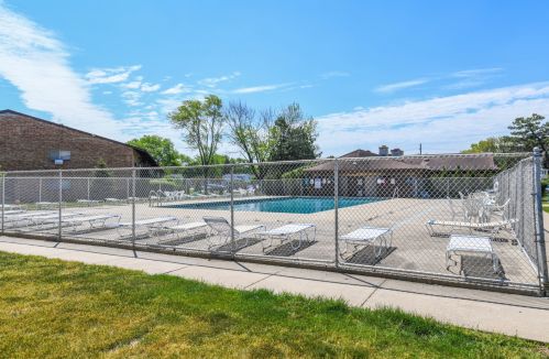 808 Old Willow Rd, Wheeling IL  60070-2144 exterior