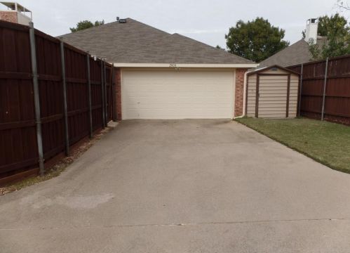 2008 Topaz Dr, Carrollton TX 75010-4511 exterior
