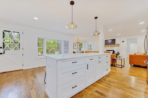 1090 Avery St, Wapping CT  06074-2301 exterior