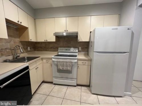 8500 Barrington Ct, Springfield VA  22152-1002 exterior