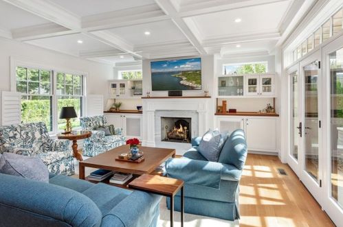 21 Prairie Ave, Middletown, RI 02840-2851