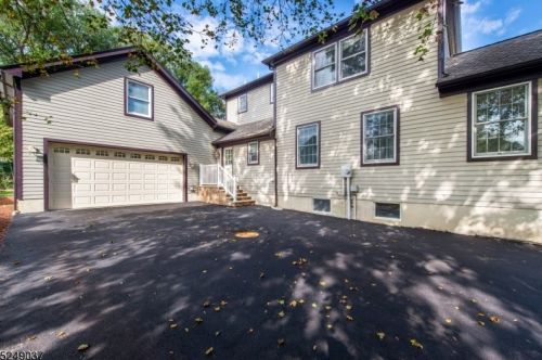 5 Shores Rd, Dover, NJ 07869-4130