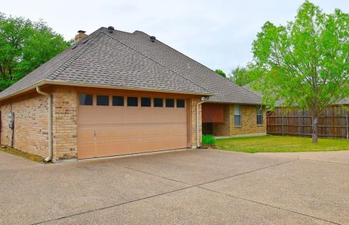 6712 Castle Creek Dr, Fort Worth, TX 76132-3708