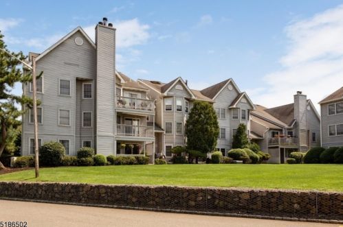 1 Quartz Ln, Paterson NJ  07501-3300 exterior