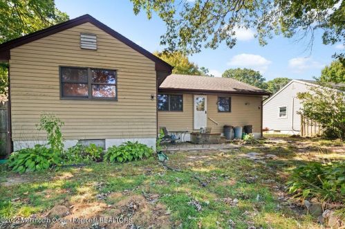 1212 Sleepy Hollow Rd, Point Pleasant Beach, NJ 08742-3525
