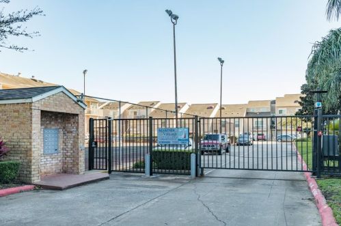 22 Mariner Village Dr, Taylor Lake Village TX 77586-5448 exterior