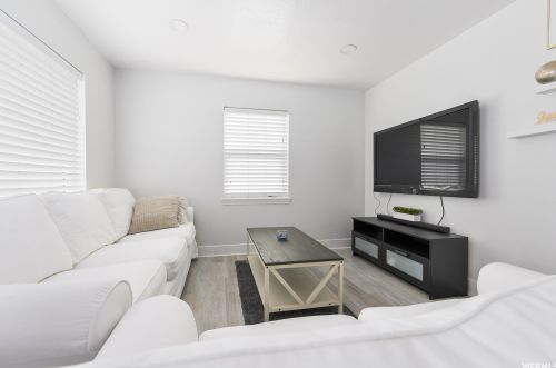166 Ross Dr, Clearfield, UT 84015-1248