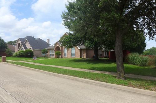 102 Somerset Dr, Garland TX  75040-1156 exterior