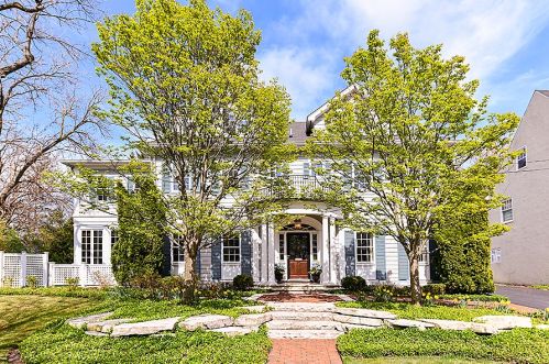 669 Walden Rd, Northfield, IL 60093-2034