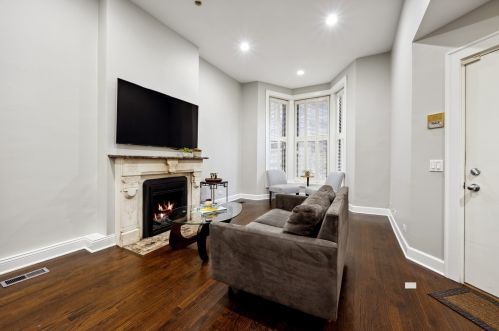 857 Dearborn St, Chicago, IL 60610-3310