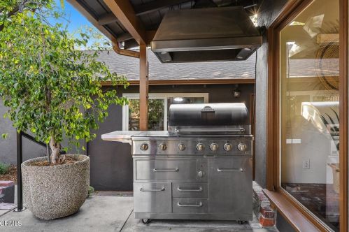 2512 Rockdell St, Glendale CA 91214-2221 exterior