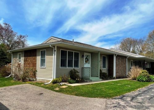 17 Castle Rock Dr, Charlestown, RI 02813-3172