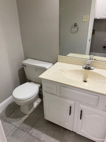 2623 Summertree Dr, Carrollton TX  75006-2702 exterior