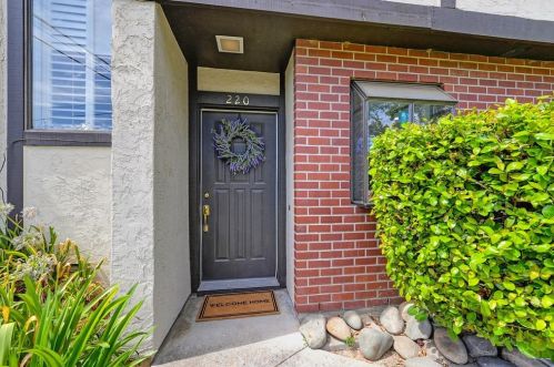 220 Wales Dr, Folsom, CA 95630-2851