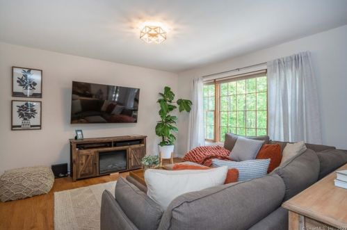 53 Scarboro Rd, Hebron CT  06248-1339 exterior