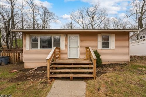 341 Dupont Ave, Hopatcong, NJ 07843-1751