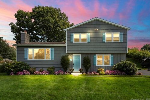 10 Rolling Ln, Norwalk, CT 06851-6019