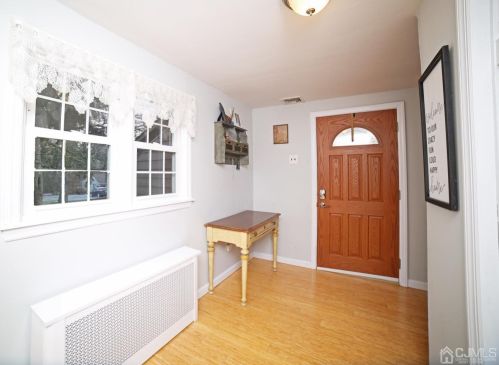 85 Othen St, Edison, NJ 08817-5110