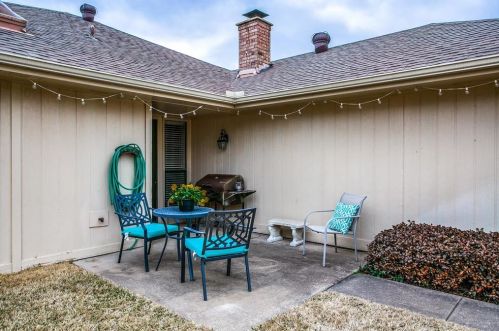 2008 Toulon Ln, Carrollton TX 75007-2204 exterior